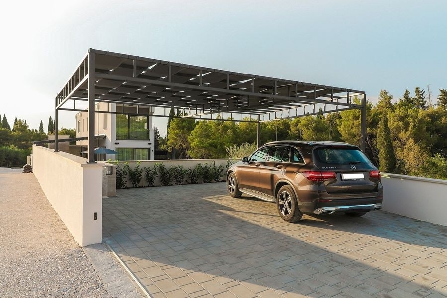 Places de stationnement couvertes à la villa