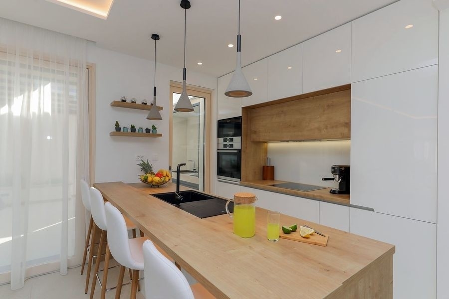 Cuisine moderne avec comptoir et appareils encastrés