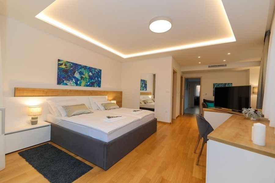 Chambre avec lit double et armoire à miroir