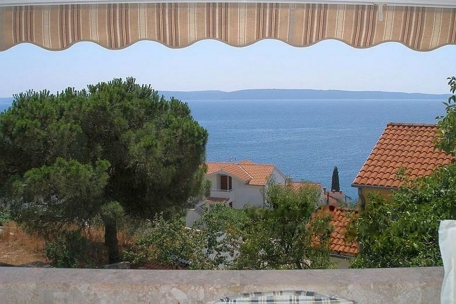 Vue mer depuis la terrasse avec store banne