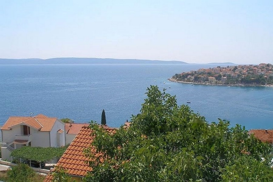 Vue sur la côte de Ciovo avec baie et mer