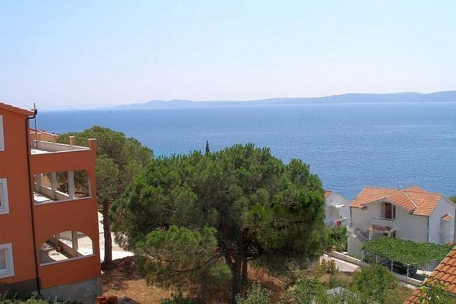 Vue mer avec pins et maisons voisines