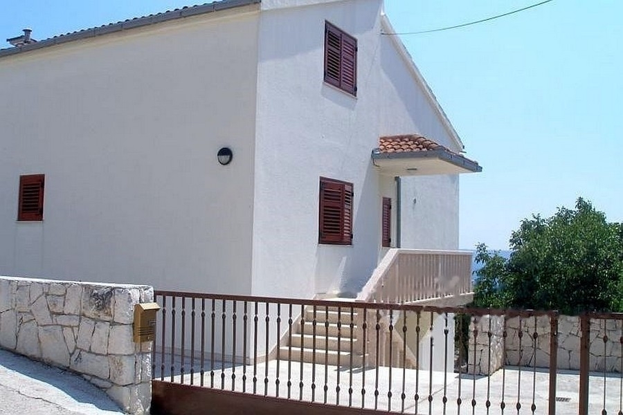 Entrée de la maison avec escalier et clôture