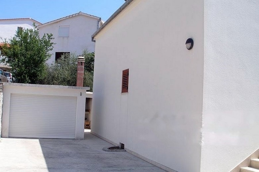 Garage avec cour pavée en Croatie