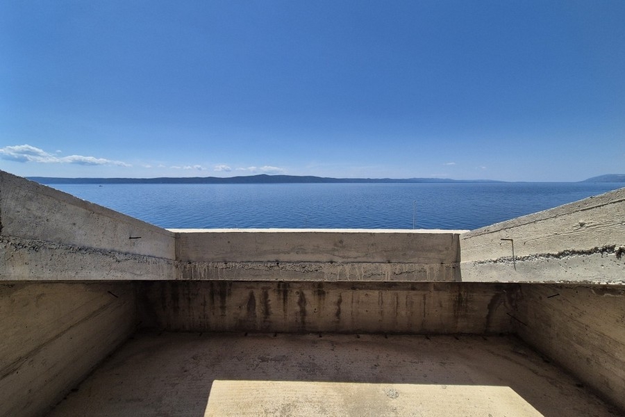 Vue mer depuis la terrasse de l'immeuble d'appartements à Makarska