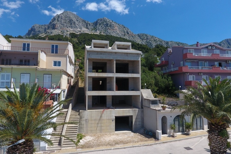 Vue de l'immeuble d'appartements inachevé avec le massif du Biokovo
