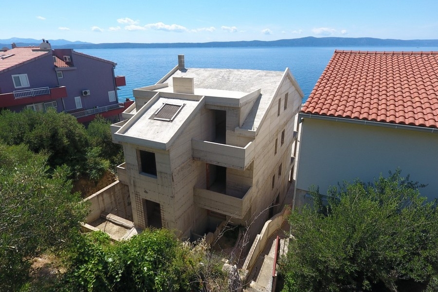 Vue aérienne de l'immeuble d'appartements directement au bord de la mer