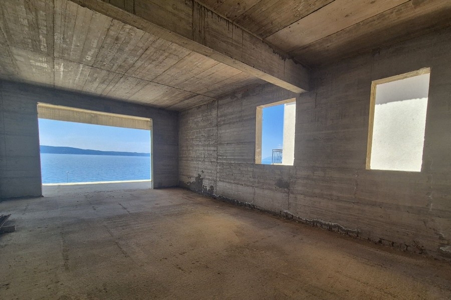 Intérieur en gros œuvre avec vue sur l'Adriatique