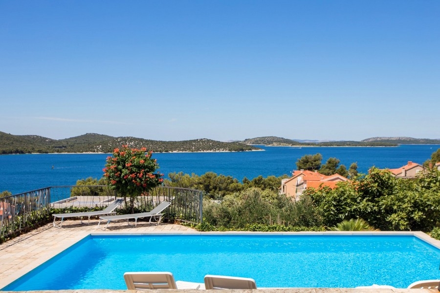 Piscine avec vue sur la mer et les îles