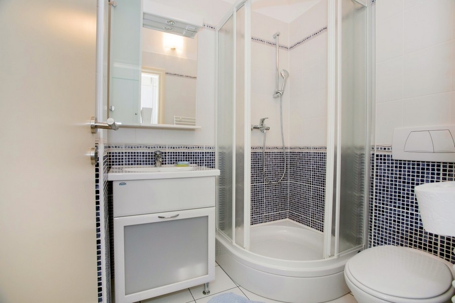 Salle de bains avec douche
