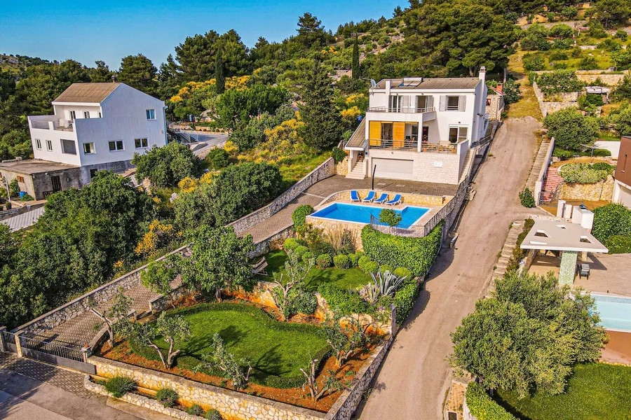Vue aérienne de la villa avec piscine et jardin en Croatie