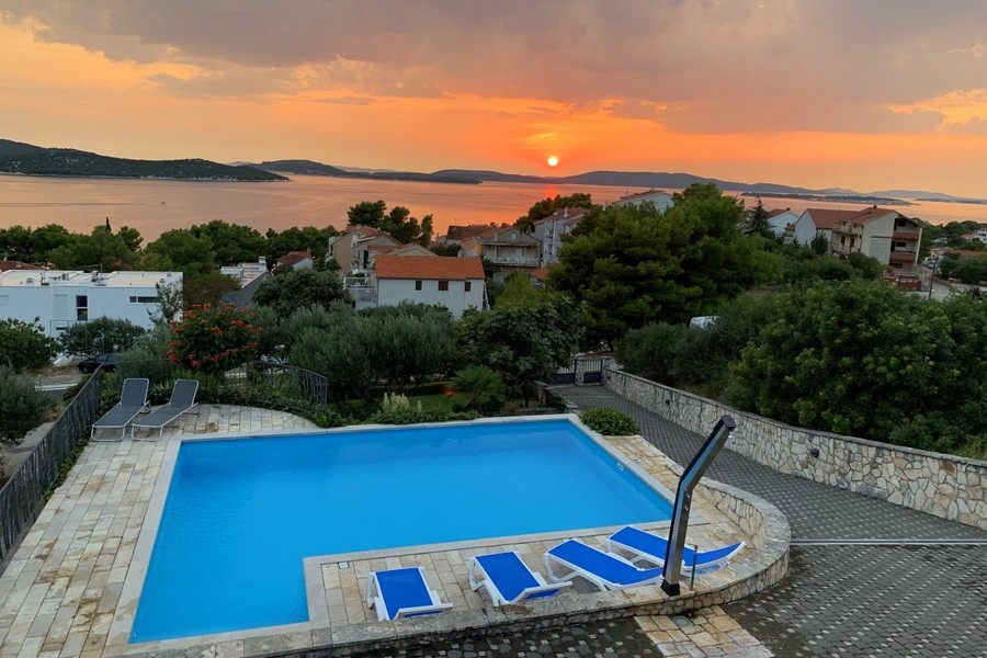Piscine avec vue mer au coucher du soleil en Croatie