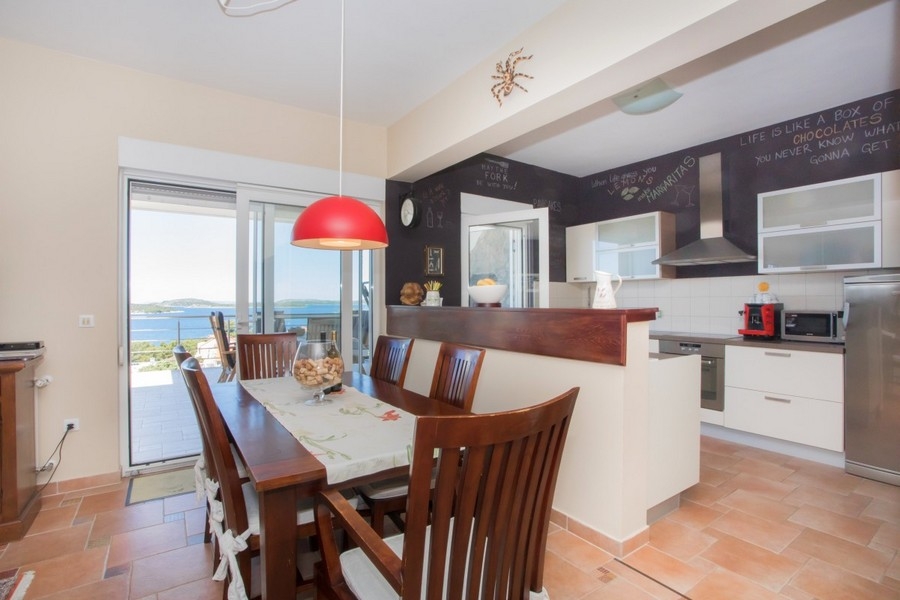 Cuisine avec espace repas et vue mer