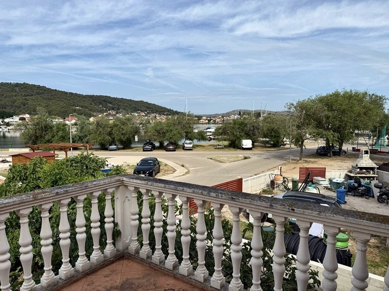 Vue depuis la terrasse sur l'eau à Bilice