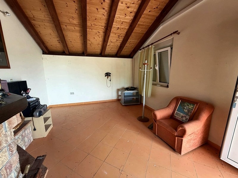 Pièce de vie avec plafond en bois et cheminée