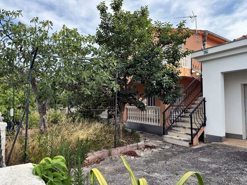 Cour avec jardin et escalier vers l'étage