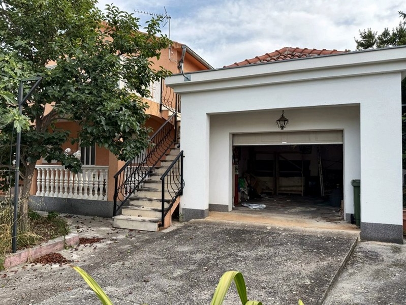 Garage avec allée d'accès