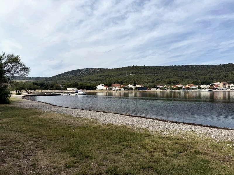 Plage de galets au bord de l'eau près du bien en Croatie