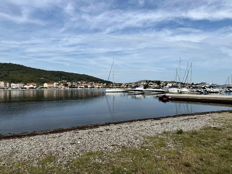 Baie avec bateaux près de Bilice