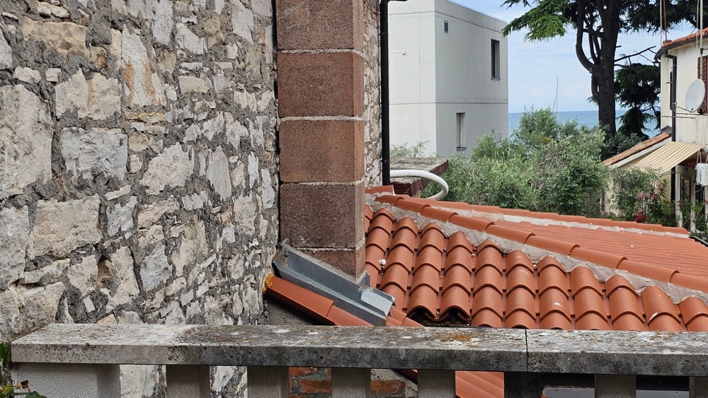 Maison en pierre à Novigrad avec vue mer depuis la terrasse