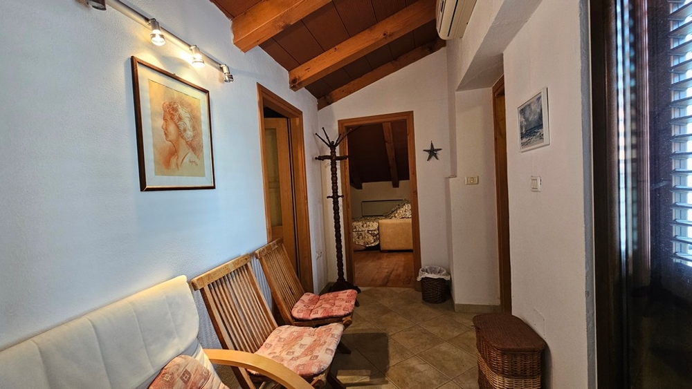 Pièce de vie sous les combles avec coin salon en Croatie