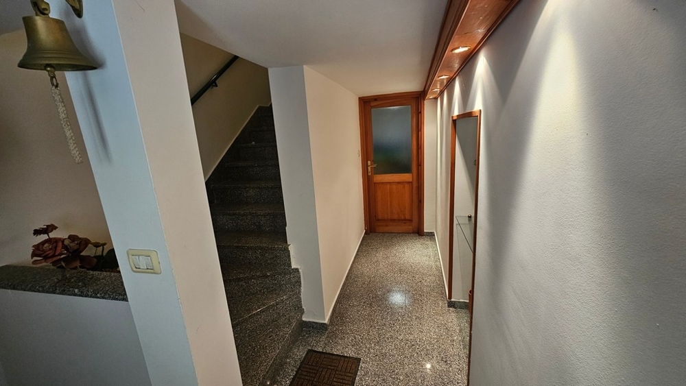 Couloir avec fenêtre dans la maison en pierre