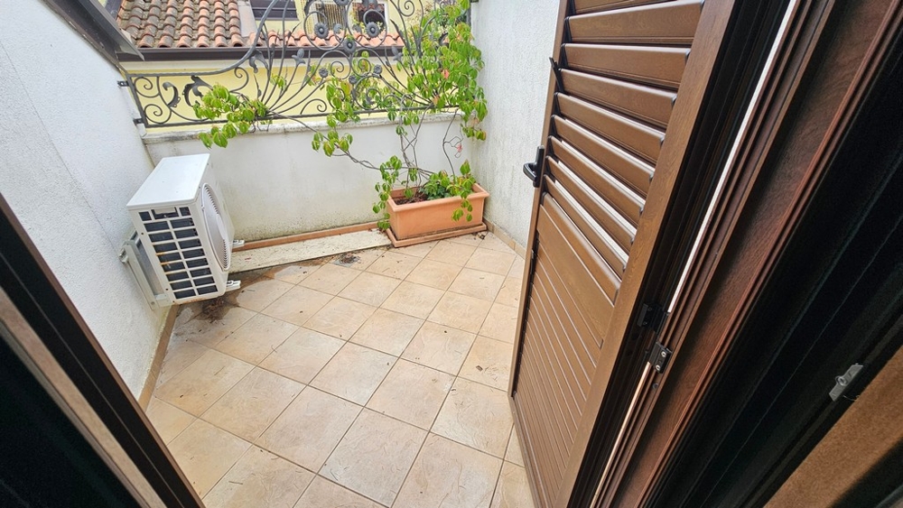 Terrasse avec climatisation dans la maison en pierre