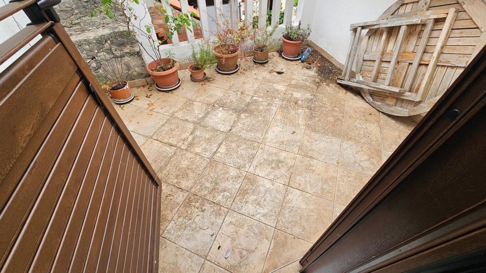 Cour intérieure avec carrelage au sol et plantes