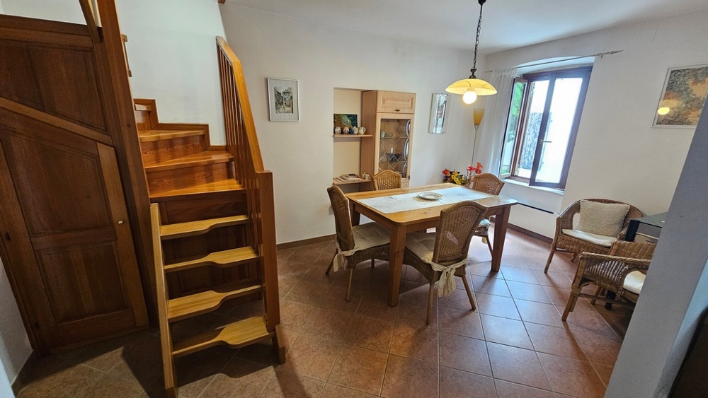 Séjour avec table et escalier en bois