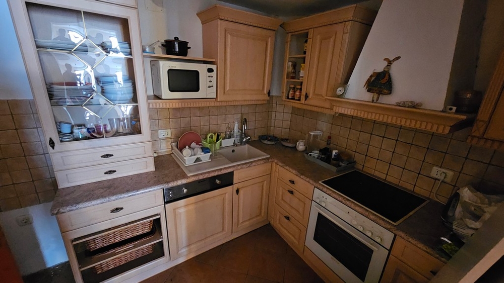 Cuisine avec four et plaque de cuisson