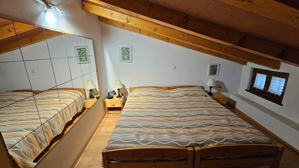 Chambre sous les combles avec lit double