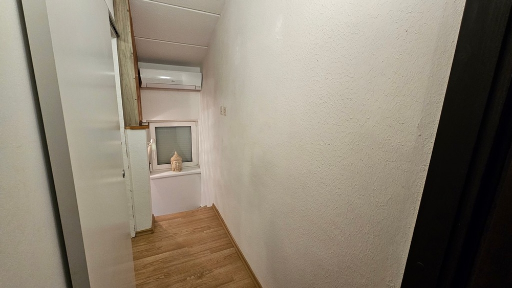 Couloir dans la maison en bande en Croatie
