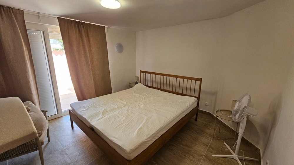 Chambre avec lit double et fenêtre