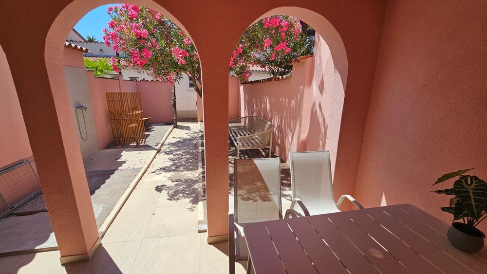 Terrasse couverte avec coin salon à la maison en bande