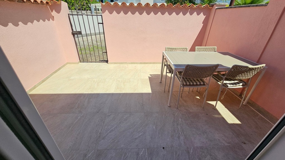 Terrasse avec table et clôture en Croatie