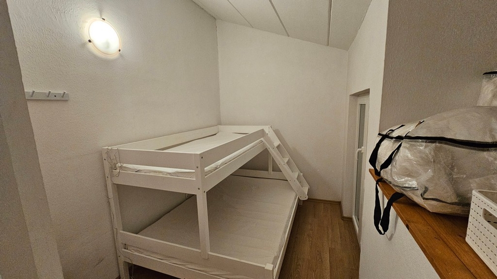 Chambre avec lits superposés dans la maison en bande