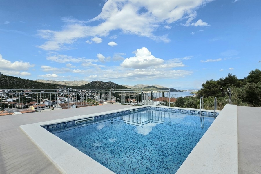 Maison avec piscine et vue mer à Marina Croatie
