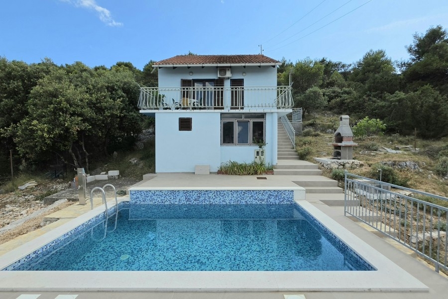 Vue extérieure de la maison avec piscine et jardin