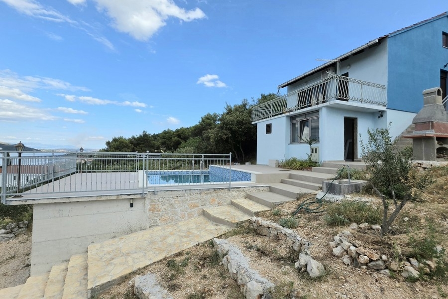 Maison avec piscine et vue sur la mer