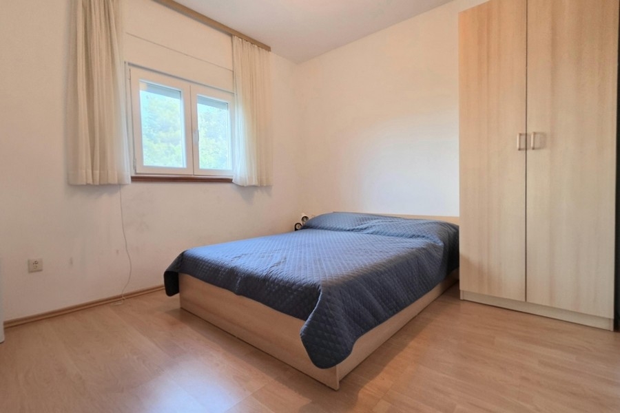 Chambre avec armoire