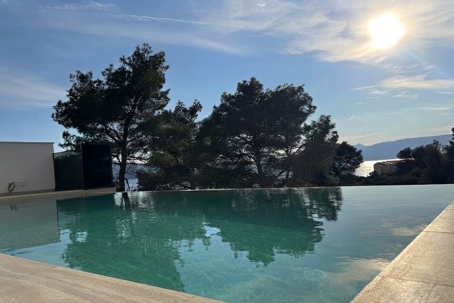 Piscine de la villa au crépuscule