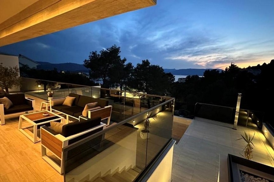 Lounge de terrasse avec vue mer le soir