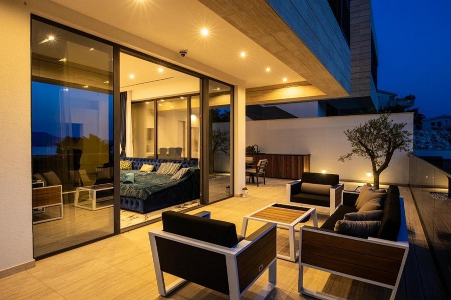 Terrasse couverte avec espace lounge