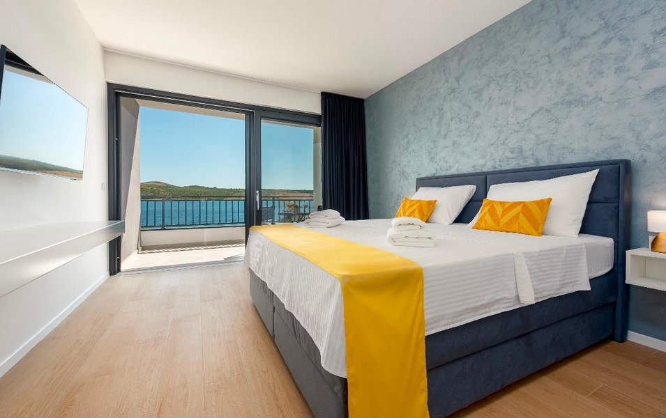 Chambre avec accès à la terrasse et vue mer