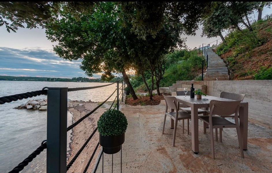 Coin salon au bord de l'eau à Posedarje en Croatie