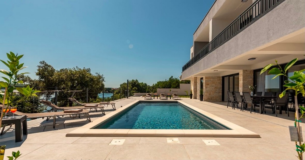 Piscine avec terrasse devant la villa