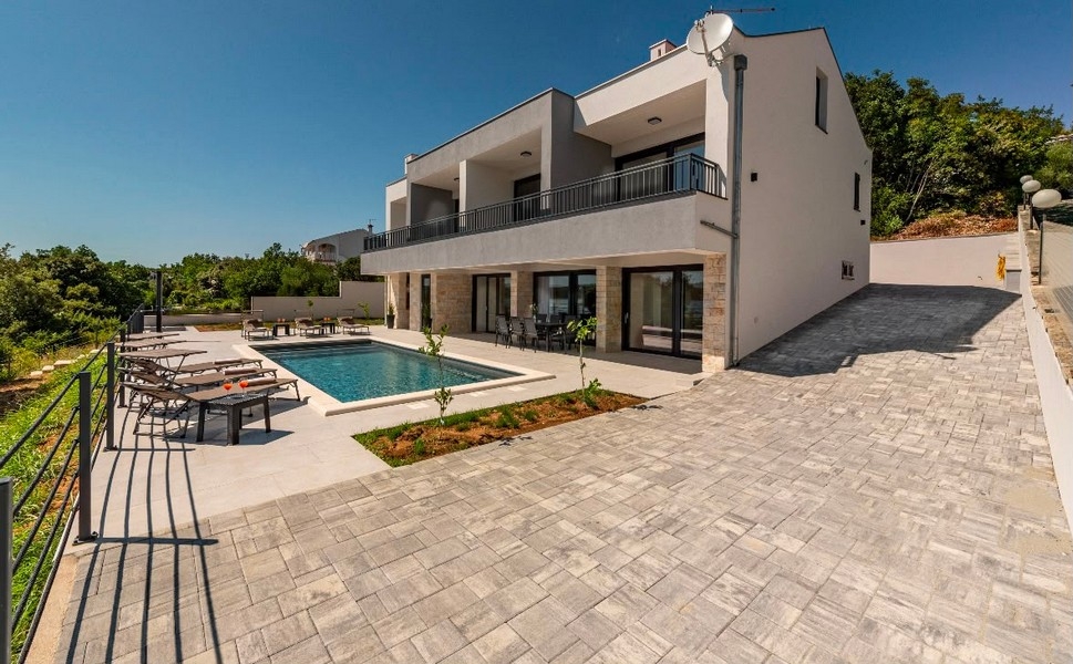 Villa avec piscine et bains de soleil