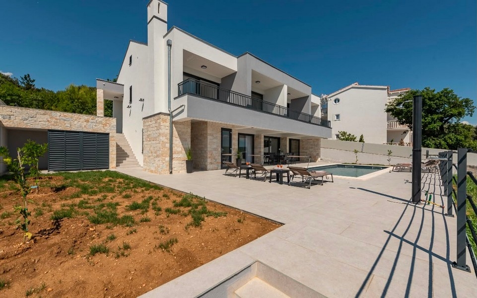 Vue extérieure de la villa avec piscine