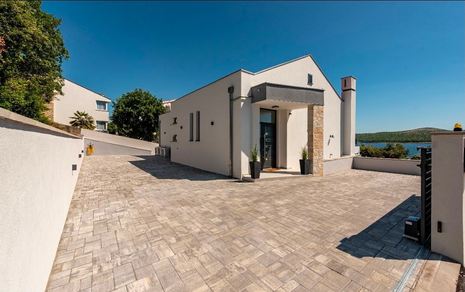 Entrée de la villa avec parvis pavé