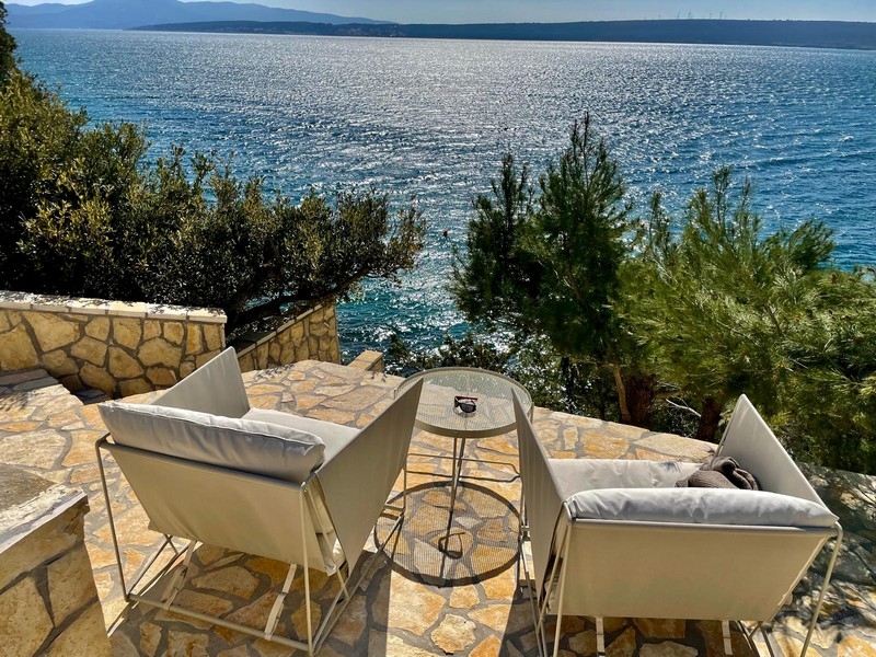 Terrasse avec mobilier lounge et vue mer